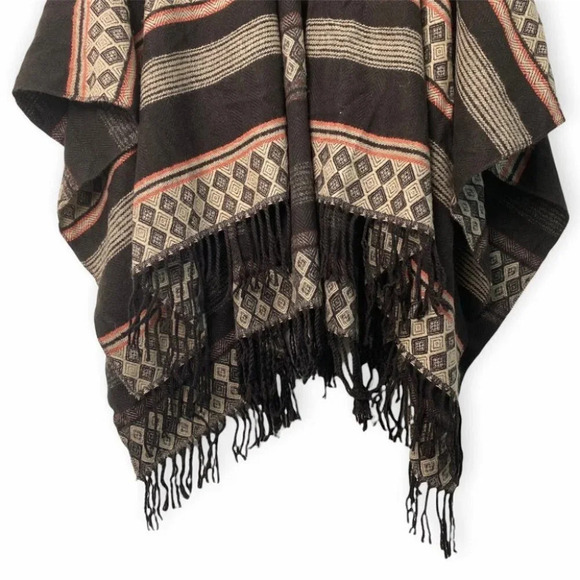 ONLY Ibeline Poncho - Geo-Tribal Cape  in Brown - Picture 6 of 8
